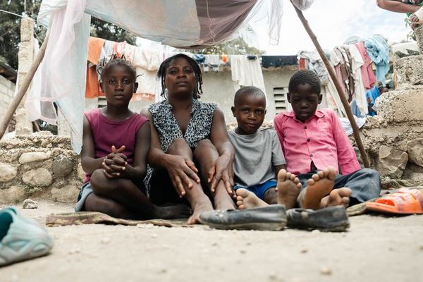 Une mère est assise avec ses enfants dans un camp de fortune à Léogâne, à la périphérie de la capitale haïtienne, Port-au-Prince.