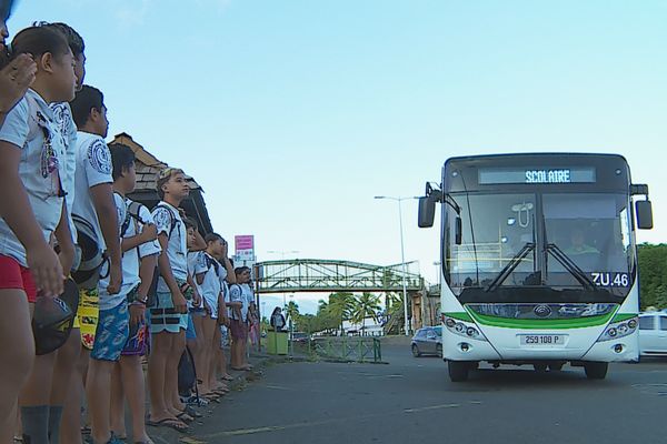 Le réveil est très matinal pour les enfants qui se rendent à l'école en bus.