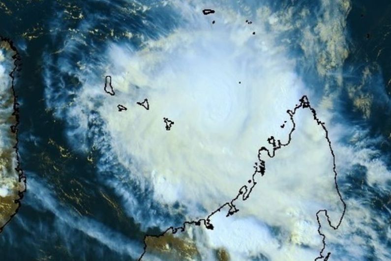 Cyclone Belna : Mayotte, En Alerte Rouge, Attend "le Souffle De La Bête" [S