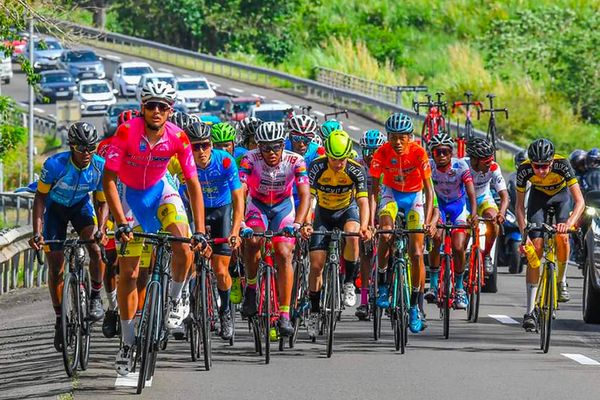 Peloton du tour cycliste junior sur la route.