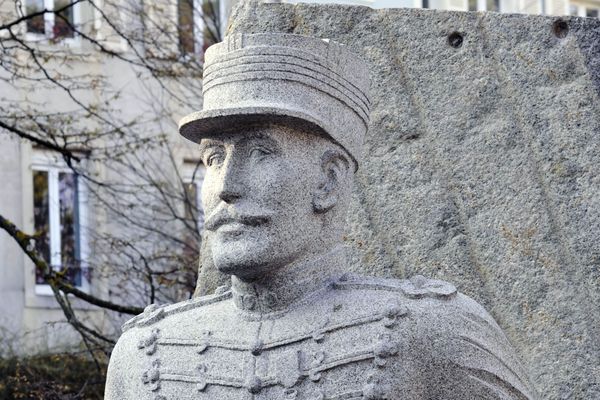 Capitaine Alfred Dreyfus statue