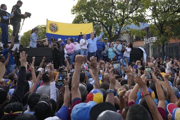 Des partisans saluent le candidat à la présidentielle vénézuélienne Edmundo González Urrutia (centre gauche) et la chef de l'opposition Mariana Corina Machado, lors d'un rassemblement électoral à Guatire (Venezuela) - 31/05/2024.