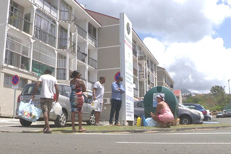 Residents with water restrictions try to organize their quot