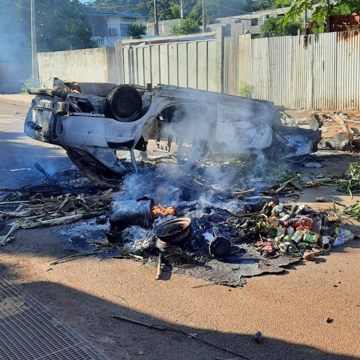 Lot de bouteilles Cristaline défectueux: surveillance renforcée dans les  lieux de distribution et dans les magasins - Mayotte la 1ère