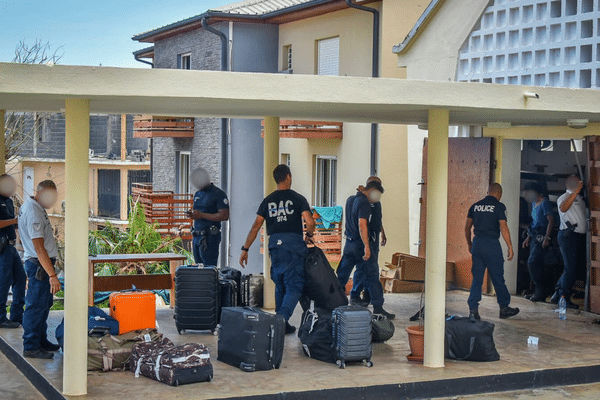 Des policiers réunionnais ont pris leurs quartiers dans une église de Mamoudzou