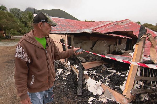 Gaetan Mathelon devant les cendres de sa maison familiale.