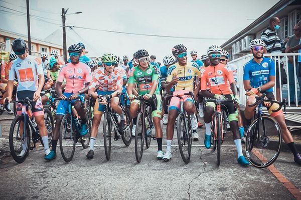 Coureurs cyclistes au départ d'une compétition à Ducos.