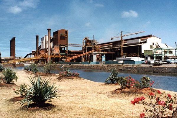 Vue extérieure de l'usine SLN de traitement de nickel de Doniambo et appartenant au grroupe français Eramet