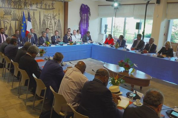 visite Macron : Séquence politique de la visite présidentielle,  la "réunion de travail avec les parties prenantes aux négociations sur l'avenir institutionnel".