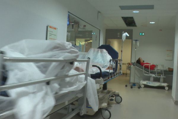 Malades dans les couloirs de l'hôpital