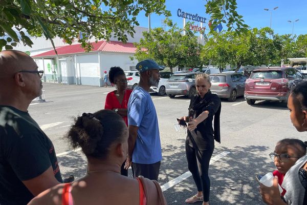 Militants du RRPAC Guadeloupe devant le supermarché Carrefour Contact de Grand-Camp, Abymes, le 17 novembre 2024