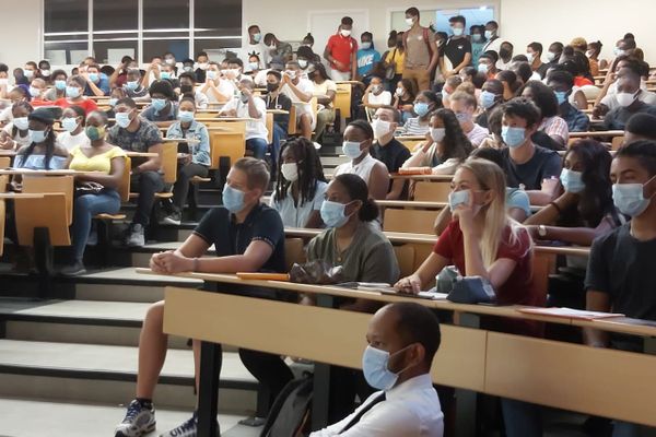 Etudiants rassemblés dans un amphithéâtre du campus de Fouillole en ce jour de rentrée universitaire