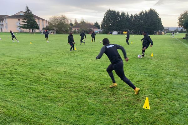 Les Diables Noirs en entraînement à Lisses au sud de Paris