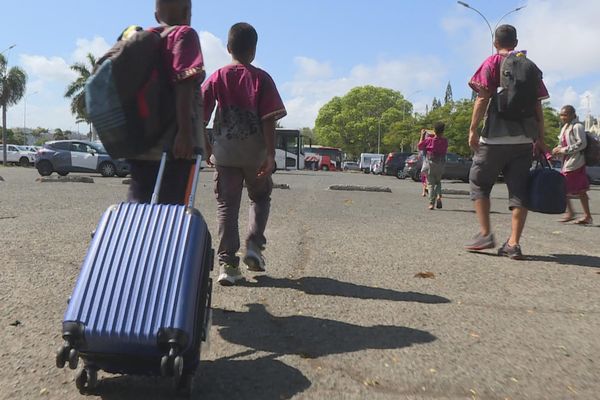 Les élèves d'Ouvéa et de Tiga sur le départ pour le Vanuatu.