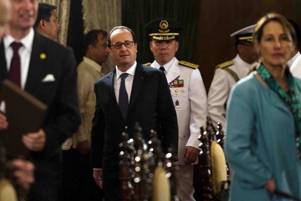 Le Président Francois Hollande en visite officielle aux Philippines assiste à une rencontre avec des officiels à Manille au Malacanang Palace le 26 février 2015. 