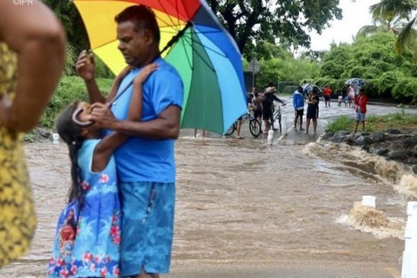 La Ravine Goyave est en crue à Saint-Louis.