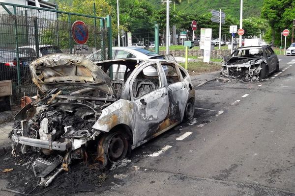 Une voiture incendiée dans le centre-ville de Saint-Denis.