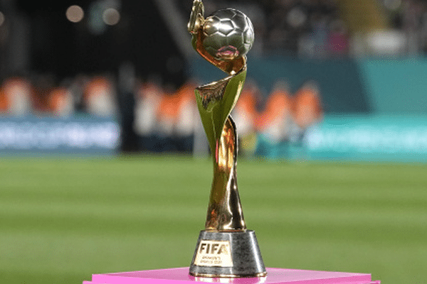 Trophée de la Coupe du monde du football féminin.