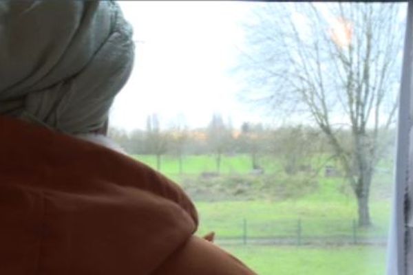 Rokaya regarde par la fenêtre de sa chambre de la base de loisirs de Saint-Quentin-en-Yvelines.