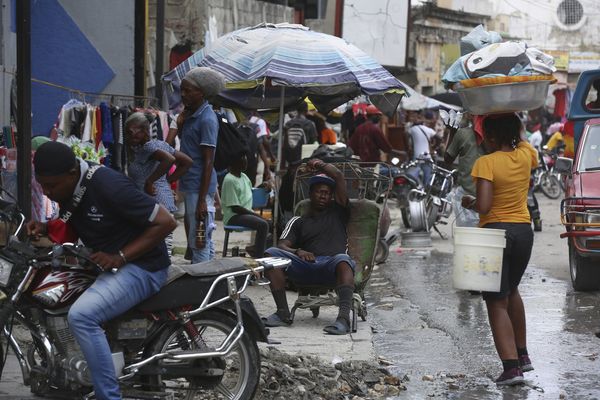 Un homme au repos sur une brouette, dans une rue de Port-au-Prince (Haïti) - 23/09/2024.