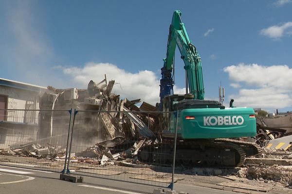 La démolition du bowling de Ducos, à Nouméa, le dimanche 29 décembre 2024.