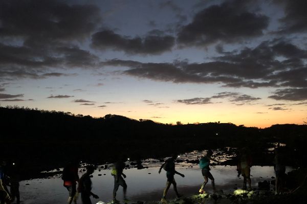 Grand Raid 2019 la nuit tombe sur la Rivière des Galets 