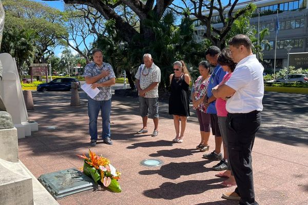 Le syndicat UNSA Polynésie a déposé une gerbe en hommage à Samuel Paty, professeur assassiné par un jeune terroriste il y a deux ans.