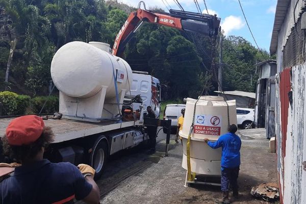 L'installation de cuves d'eau à usage ménager au François en Martinique.