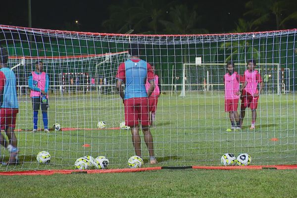 La sélection A de football de Nouvelle-Calédonie, à l'entraînement.