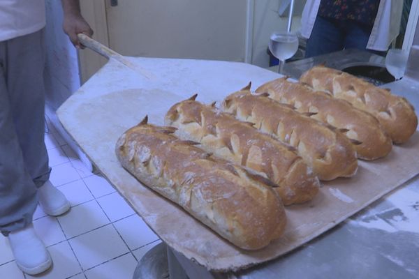 Pour garantir la qualité de son pain, Jacob Waheo utilise son propre levain.