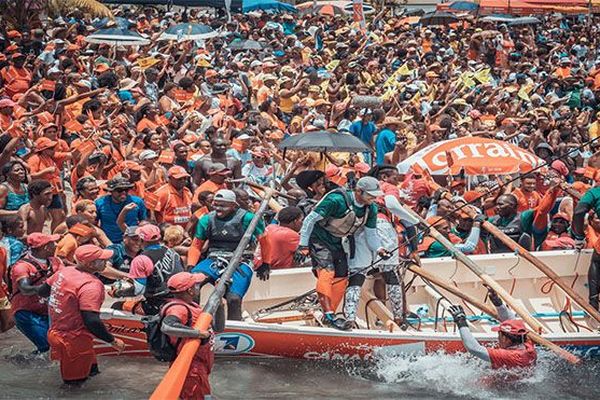 La foule lors du dernier tour de Martinique en yoles rondes (août 2019).