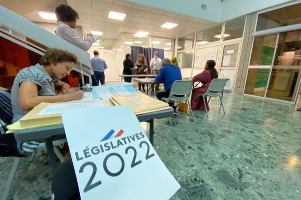 La soirée de second tour a abouti à l'élection de trois nouveaux députés sur sept.