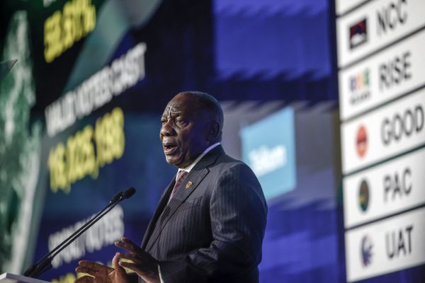 L'ANC doit forger des alliances, soit pour former un gouvernement de coalition avec un ou plusieurs partis, soit pour persuader d'autres partis de soutenir la réélection de Cyril Ramaphosa