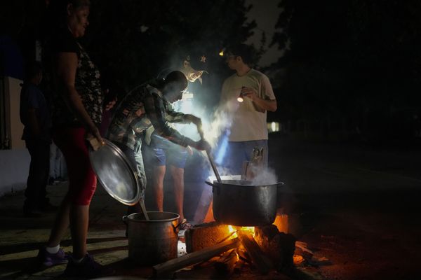 Des habitants de La Havane préparent une soupe sur un feu lors du black out suite à la panne d'une importante centrale électrique dans la capitale cubaine, le samedi 19 octobre 2024.