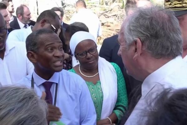 La députée Anchya Bamana, lors de la visite de l'usine de dessalement de Petite-Terre