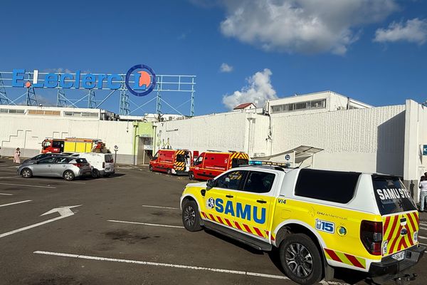 Pompiers et SAMU en intervention au centre commercial de Place d'Armes au Lamentin, après la détection d'une fuite de gaz au niveau d'un compresseur frigoirifique de l'hypermarché (11 janvier 2024).