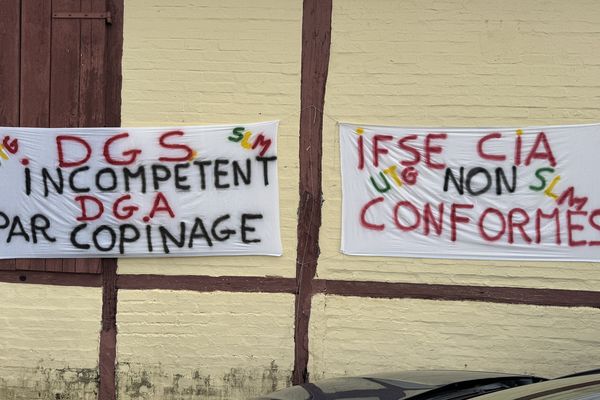 Des banderoles affichant les revendications des grévistes dénoncent l’incompétence et le copinage dans la gestion municipale.