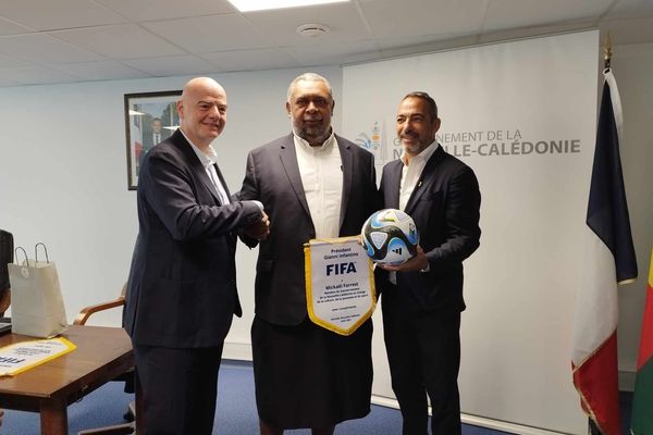 Gianni Infantino, président de la FIFA, Mickaël Forrest, membre du gouvernement en charge du sport et de la jeunesse, et Youri Djorkaeff, footballeur français.