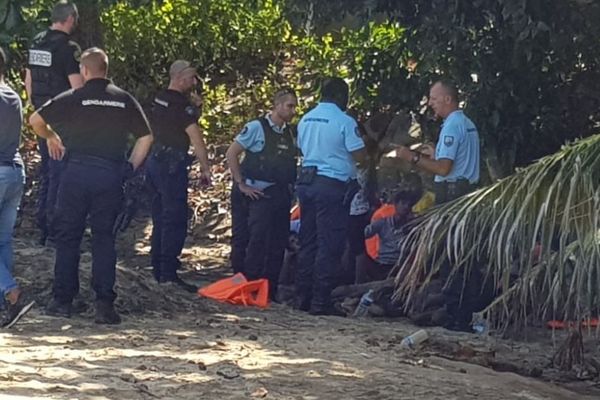 Gendarmes en intervention à l'arrivée d'un Kwassa sur une plage du sud de Mayotte 