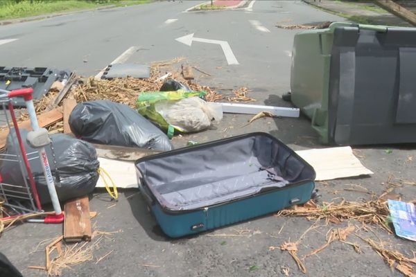 Un barrage a été érigé ce matin, au niveau du pont de Rivière des Pères. Un groupe de jeunes gens mécontents ont renversé des poubelles pour dénoncer la vie chère.