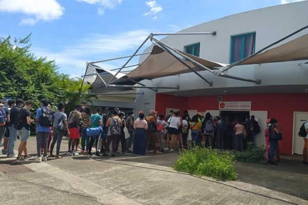 Les étudiants devant le restaurant de l'Université.