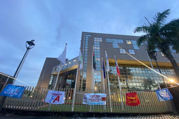L'hôtel de la CTM encadré par les fanions des organisations syndicales