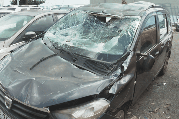 La voiture d'un chauffeur de taxi à Mayotte, suite au passage du cyclone Chido