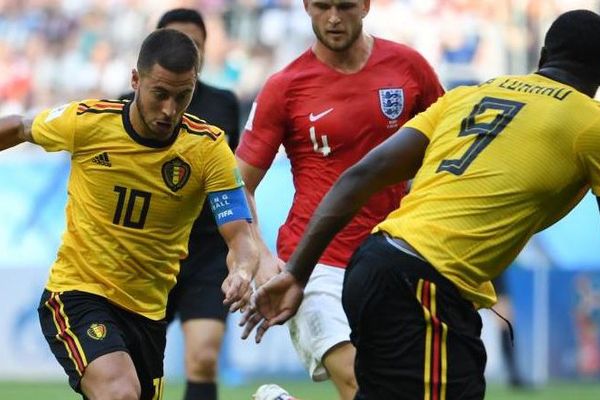Le Belge Eden Hazard à la lutte avec les joueurs anglais, samedi 14 juillet à Saint-Pétersbourg (Russie), lors de la petite finale de la Coupe du monde. 