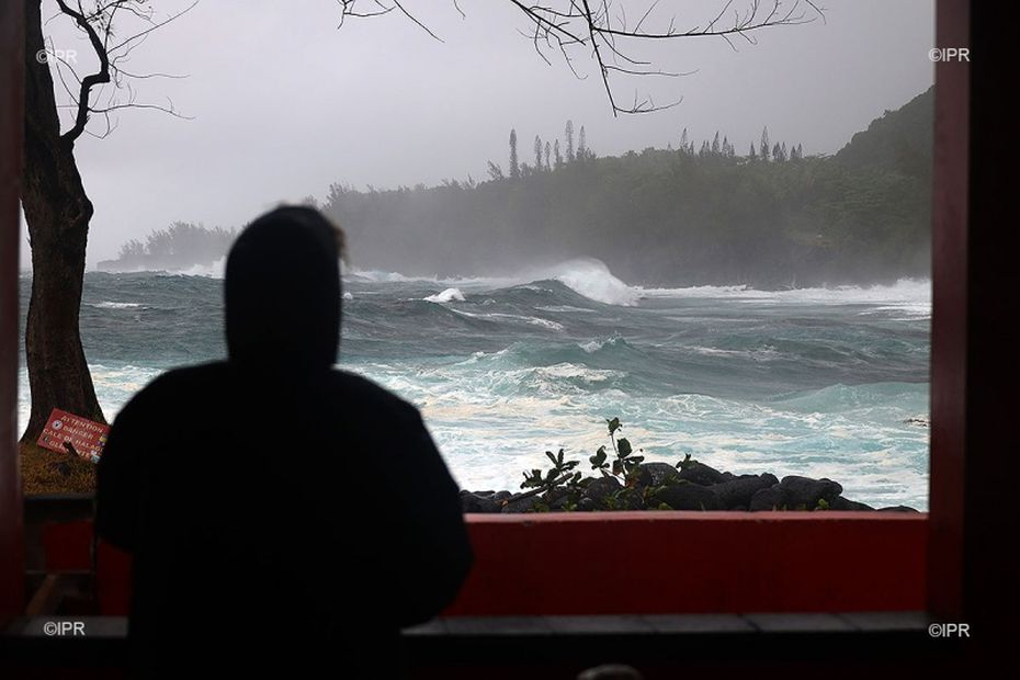 Cyclone Batsirai au plus pris de La Runion, l’alerte rouge en vigueur,