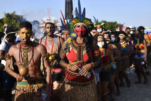 Quelque 6 000 d'indigènes en tenue traditionnelle ont manifesté mercredi 25 août à Brasilia (Brésil), où la Cour suprême devait rendre un jugement crucial sur leurs terres ancestrales.