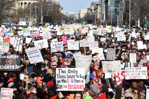 Etats-Unis : des milliers de manifestants défilent contre les armes à feu 