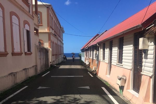 Le centre bourg du Carbet est construit juste en face de la plage. Seule la route nationale les sépare.