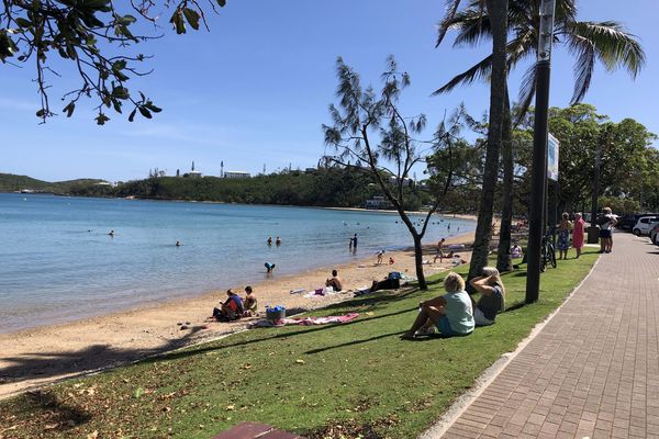 Avec le retour du soleil, les Nouméens profitent des plages, mais il faut toujours respecter les gestes barrières. Photo prise en avril 2021.