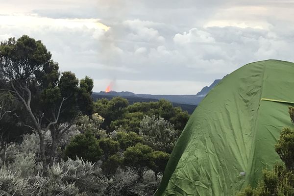 Des campeurs assistent à l'éruption du volcan, le dimanche 11 avril 2021.